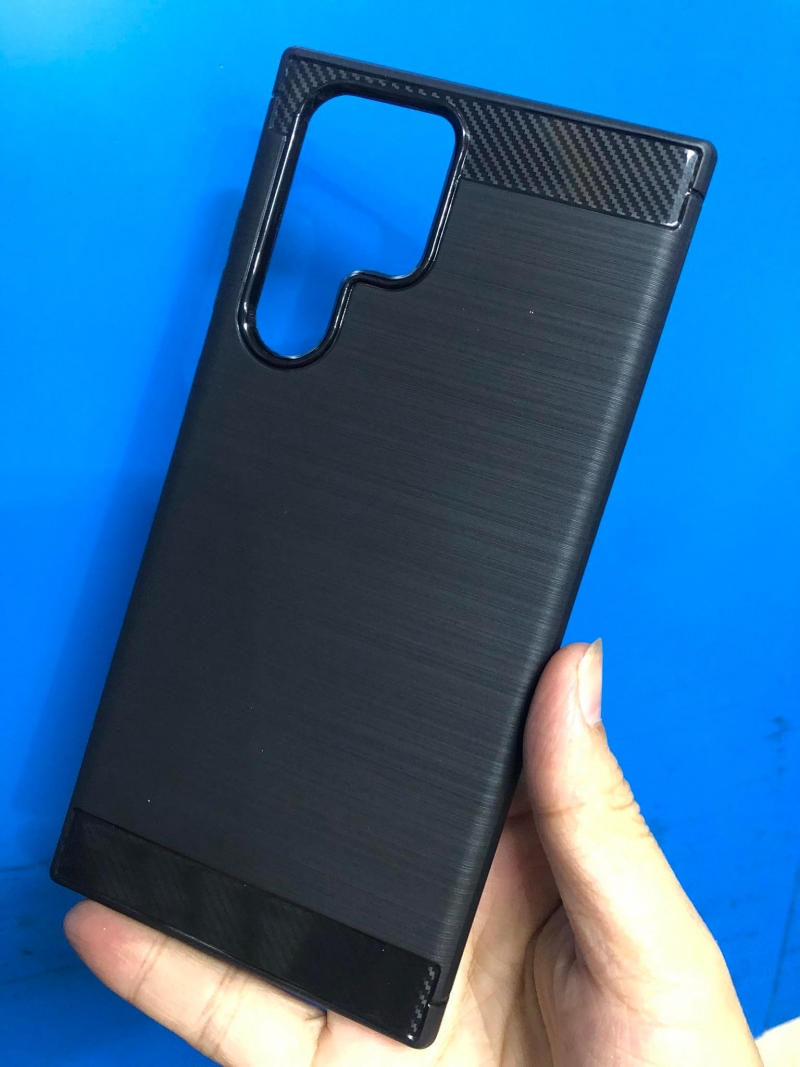 Ốp Lưng Samsung Galaxy S22 Ultra Chống Sốc Hiệu Likgus Dạng Carbon Cao Cấp được làm bằng chất liệu nhựa sịn sợ carbon cao cấp có khả năng chịu lực tốt, ốp đẹp và xài bền